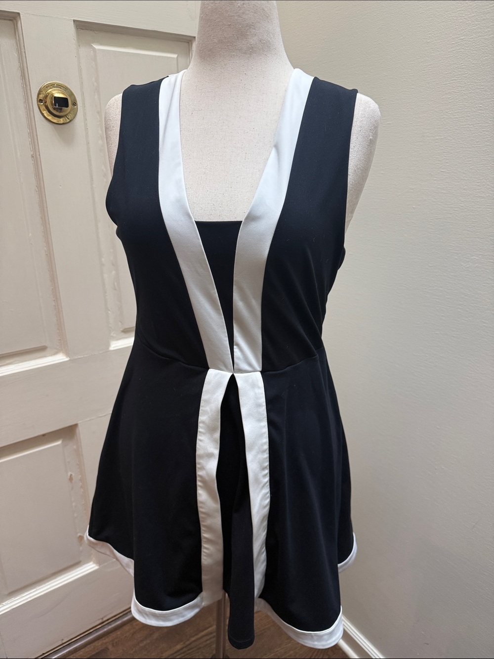 ANTONIO MELANI Black and White V-Neck athletic dress tennis or golf